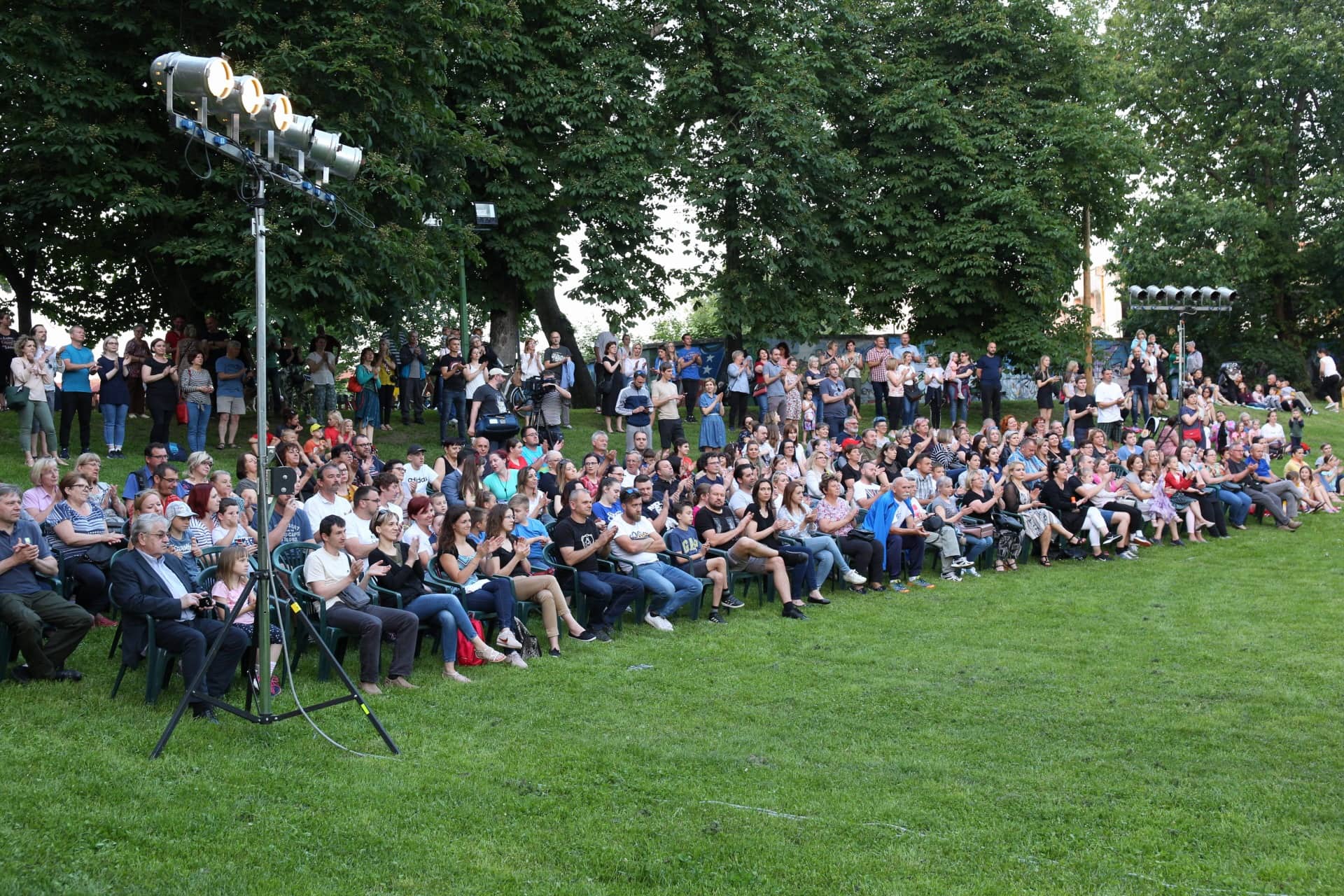 Predstava ‘Na dlanu jezera’ u lijepom ambijentu jezera podno zidina Starog grada