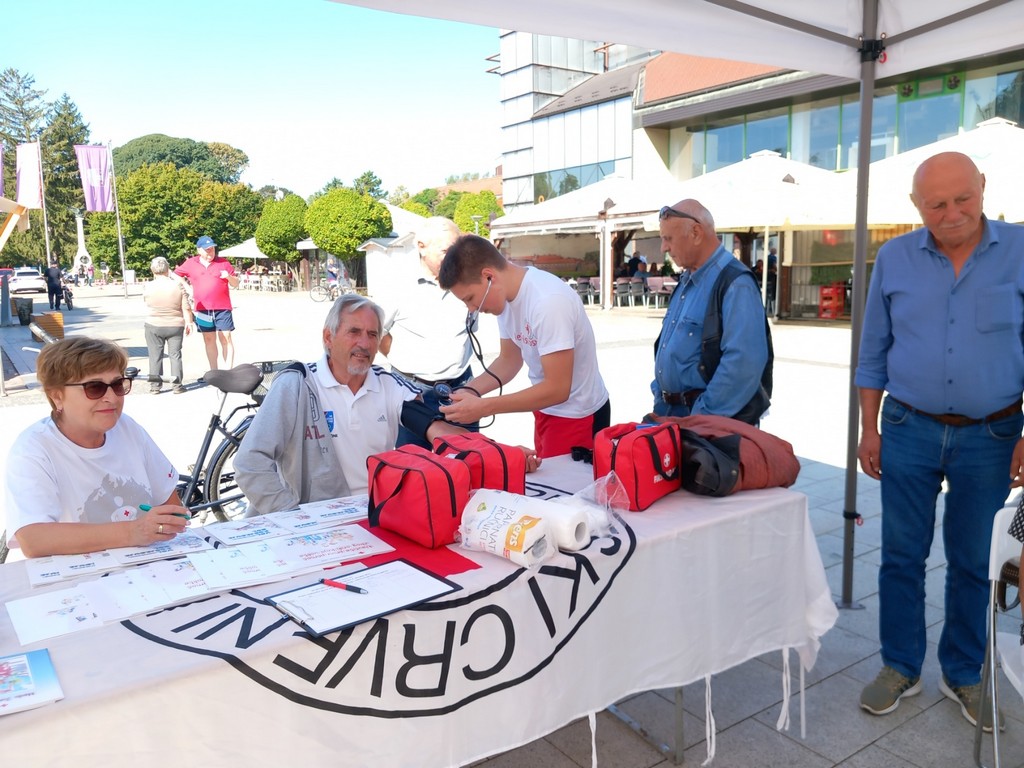 SRCE OD ZLATA Niko, Laura i Ivor, učenici Srednje škole Čakovec, humani volonteri Gradskog društva Crvenog križa Čakovec SRCE OD ZLATA Niko, Laura i Ivor, učenici Srednje škole Čakovec, humani volonteri Gradskog društva Crvenog križa Čakovec