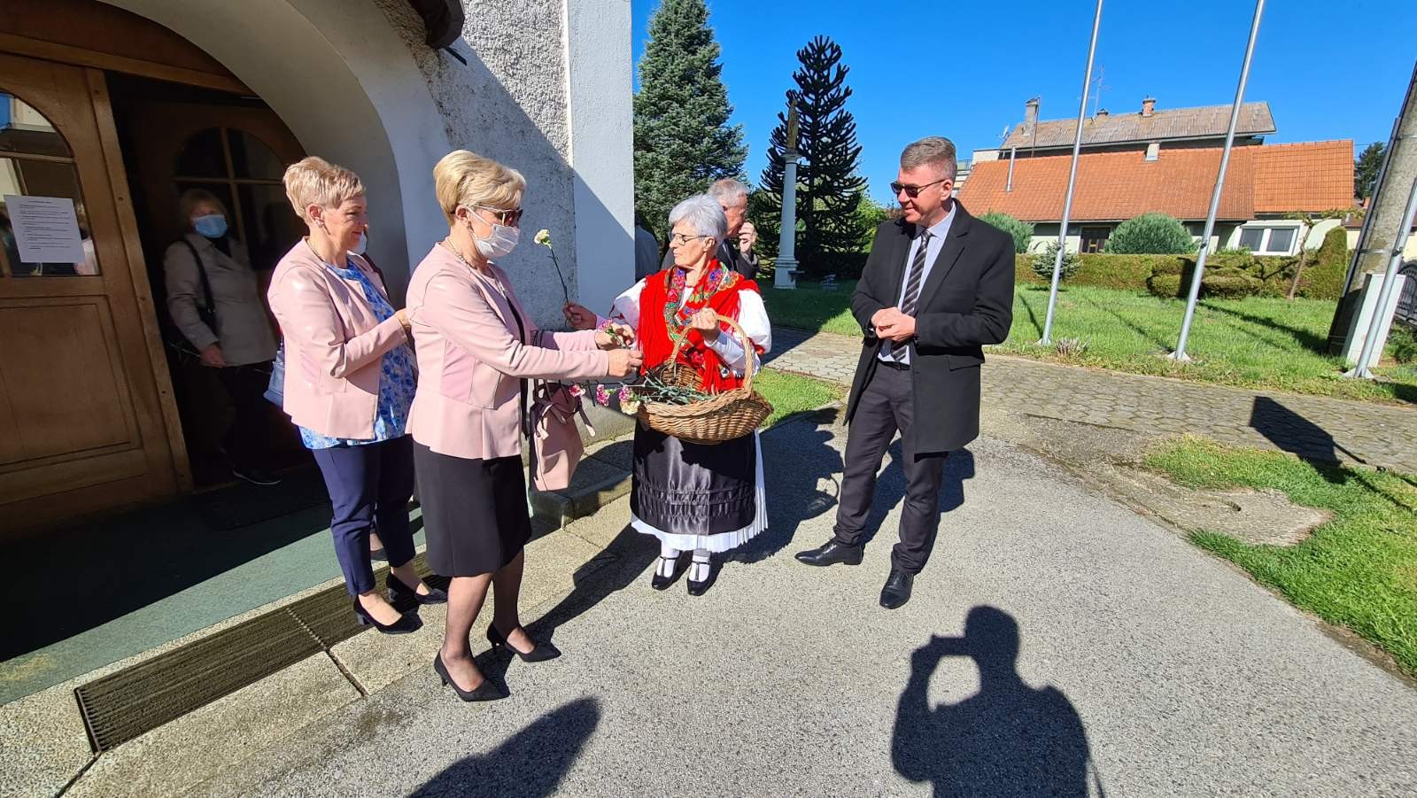 NA MAJČIN DAN Nakon svete mise, Grad Mursko Središće prigodno je darovao majke karanfilima