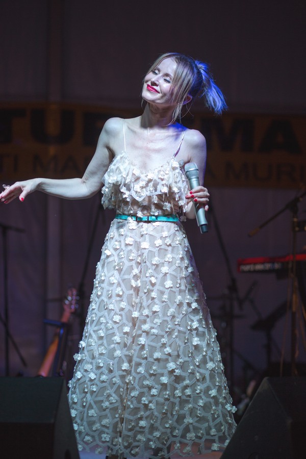 Danijela Martinović zabavljala publiku ispod šatora u Svetom Martinu na Muri