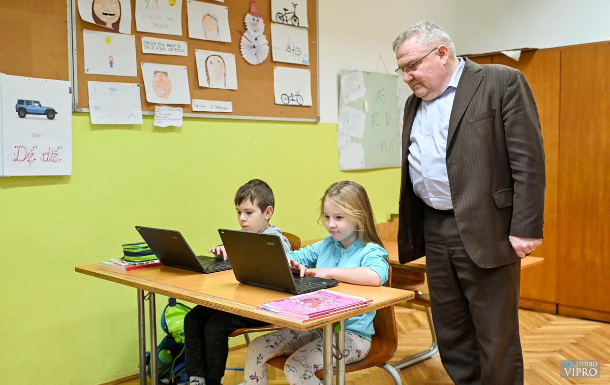 Donacija prijenosnih računala Osnovnoj školi Prelog