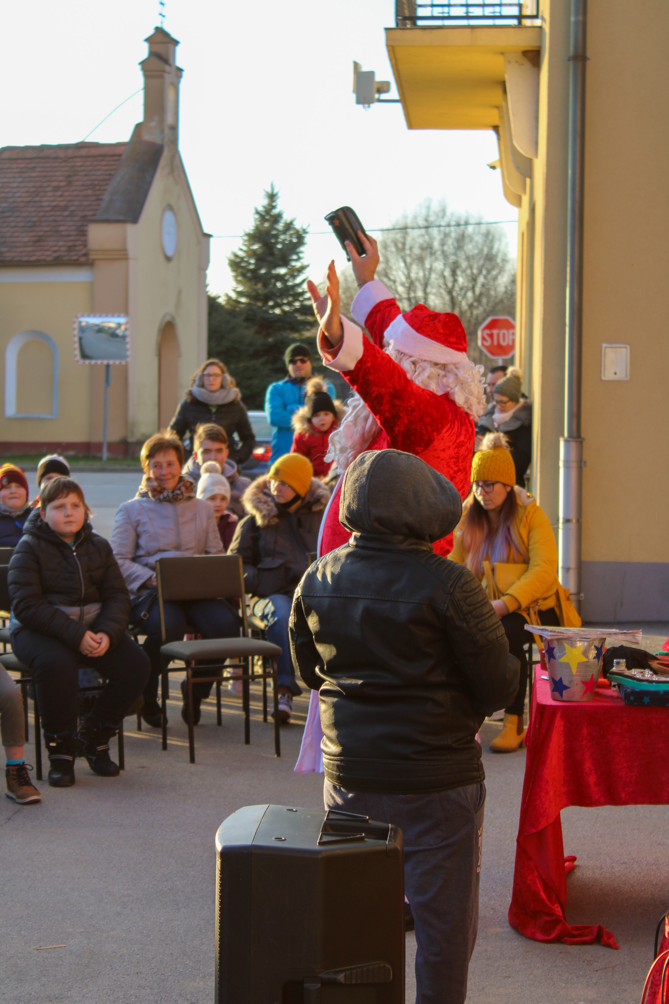 Djed Božićnjak posjetio Vratišinec