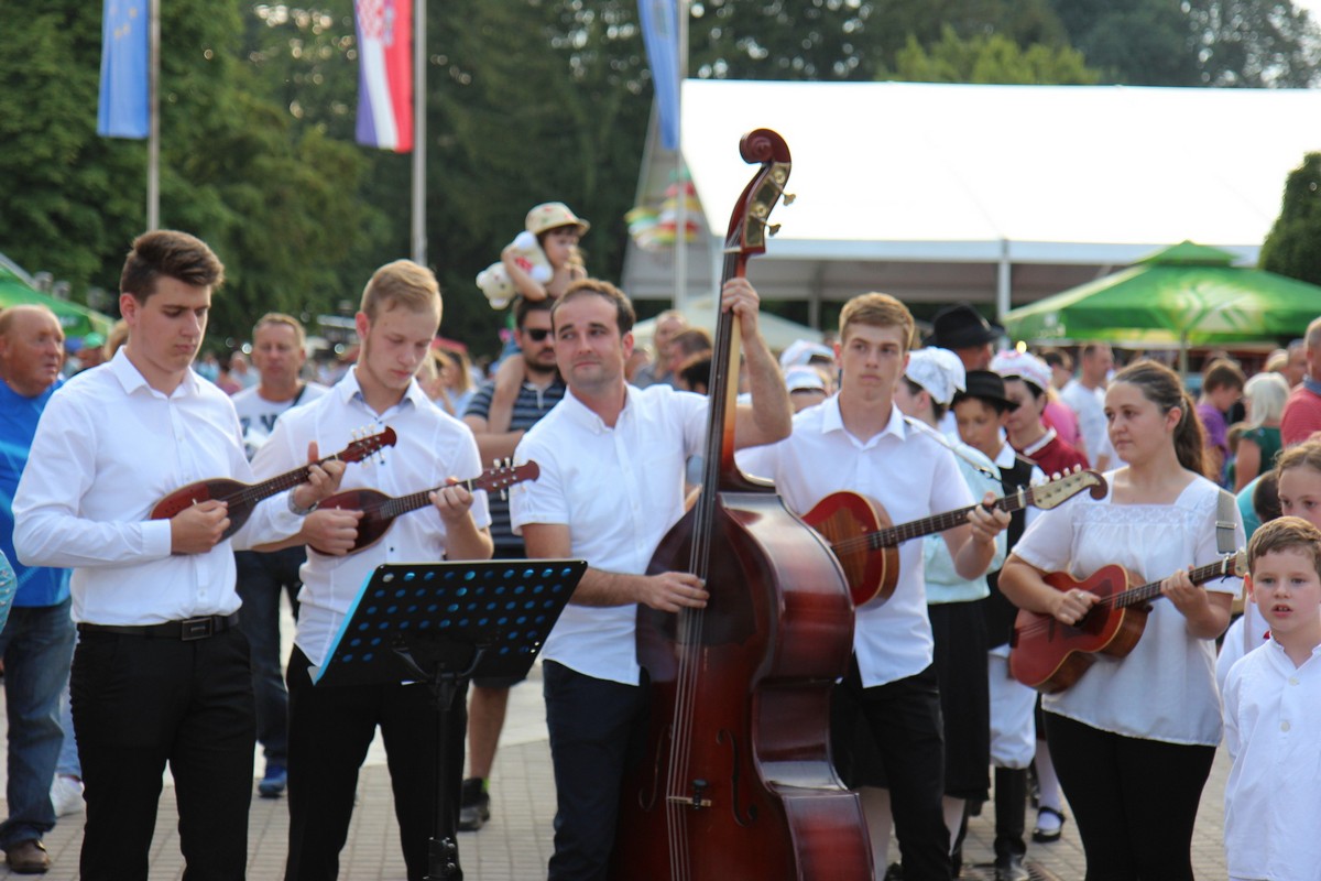 Tri međimurska KUD-a predstavila međimursku tradiciju na Porcijunkulovom