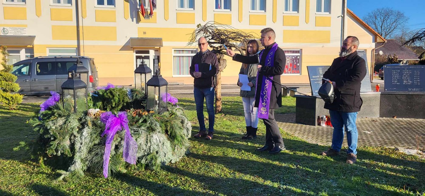 PRIBISLAVEC Ispred Društvenog doma zapaljena je prva adventska svijeća, svijeća nade i vjere!