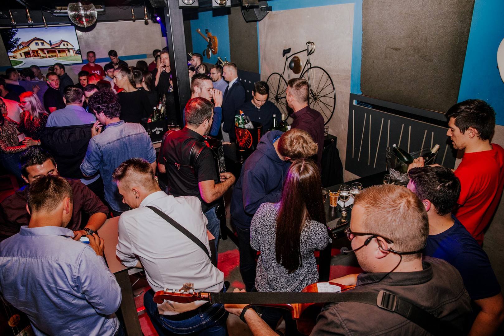 Odlična zabava na Podrumarenju uz TS Kumovi i Vina Tomšić