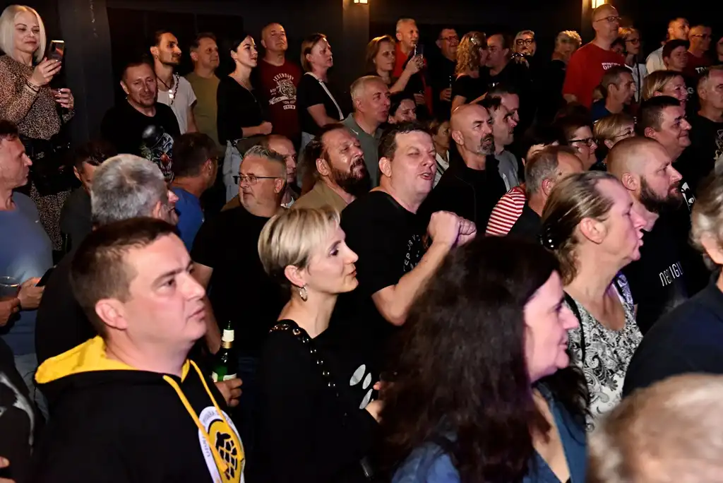 električni orgazam (1) električni orgazam (1)