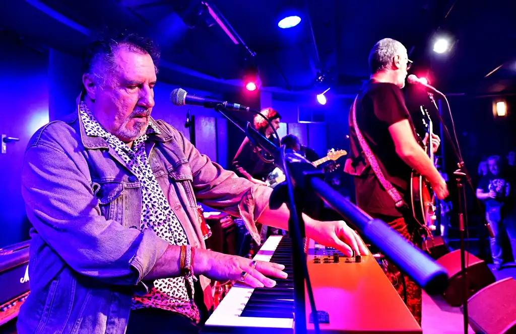 električni orgazam (13) električni orgazam (13)