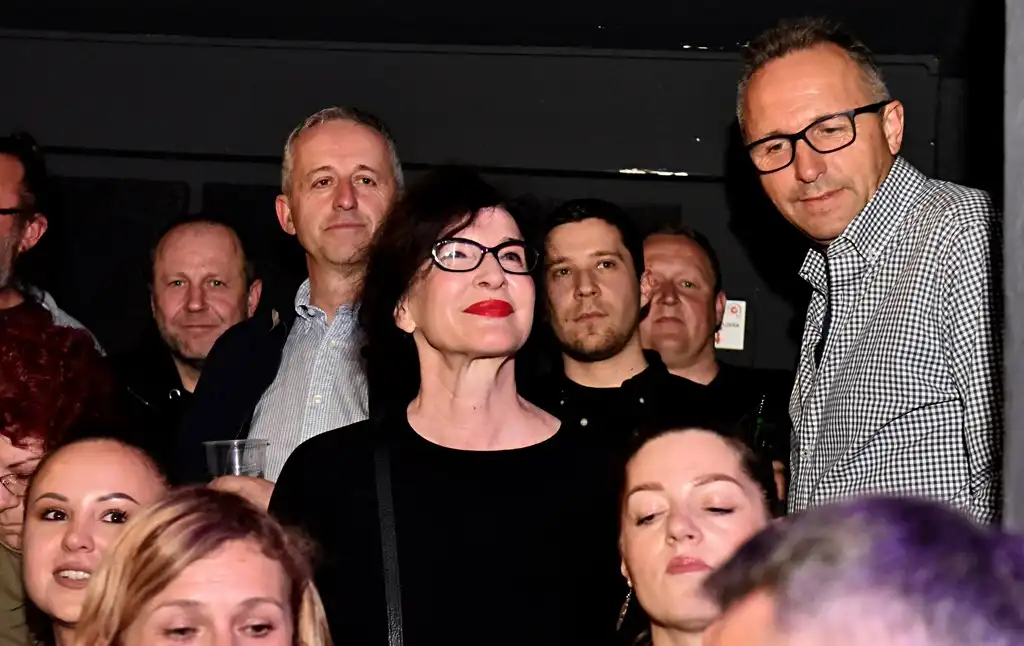 električni orgazam (25) električni orgazam (25)