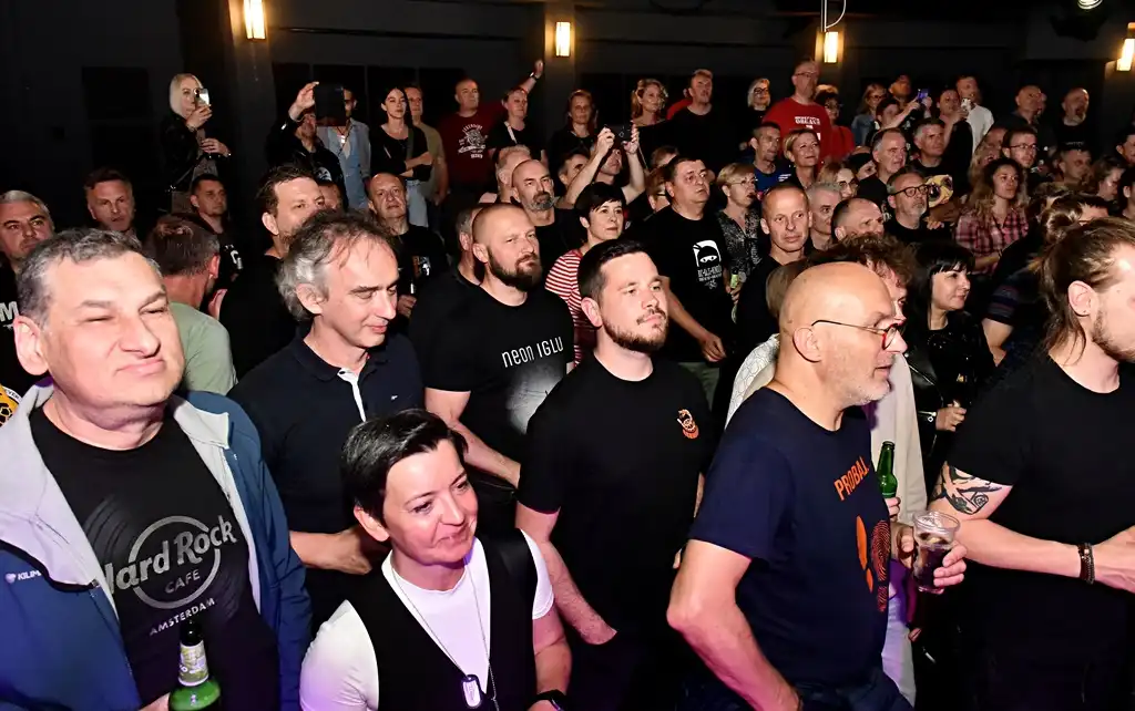 električni orgazam (8) električni orgazam (8)