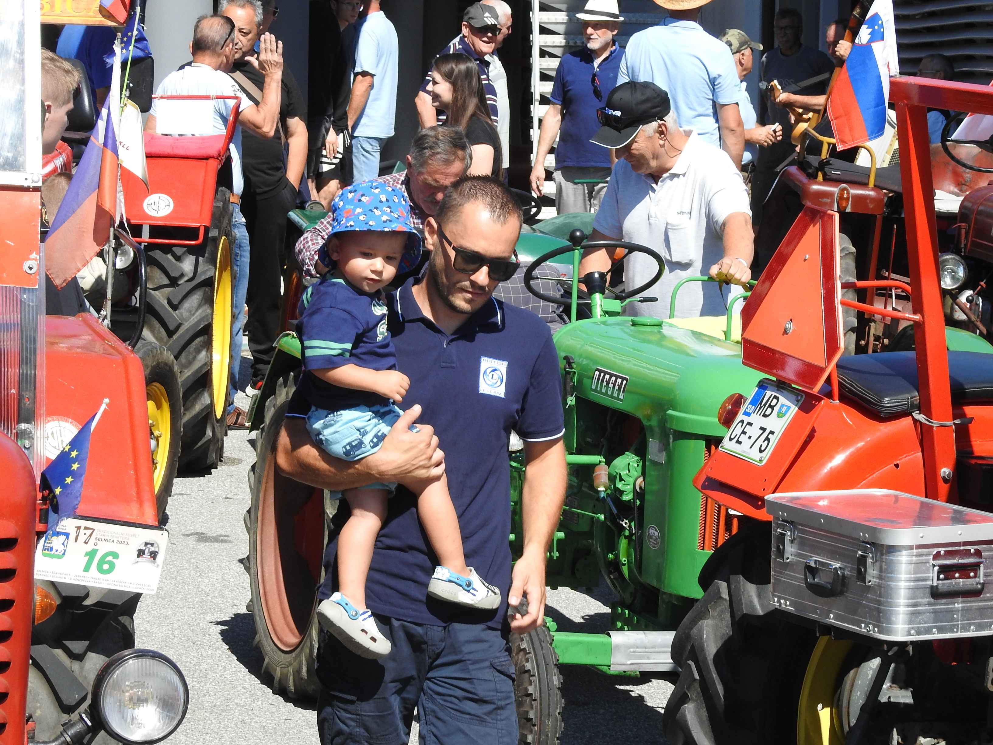 SELNICA Pogledajte kako je bilo na 17. susretu starih traktora