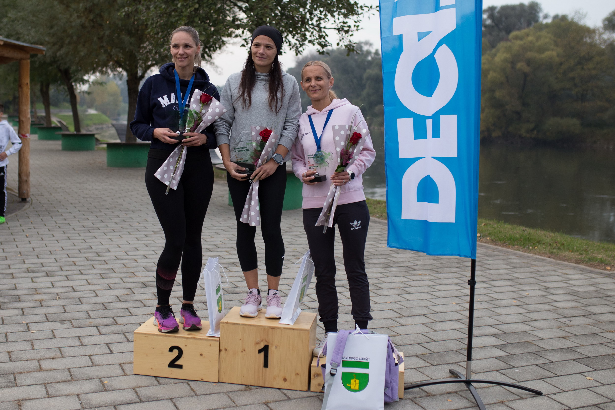 ZAVRŠENA LIGA RUDAR Ukupni pobjednici Dubravka Horvat, Nada Siladi, Marko Podvez i Darko Balić ZAVRŠENA LIGA RUDAR Ukupni pobjednici Dubravka Horvat, Nada Siladi, Marko Podvez i Darko Balić