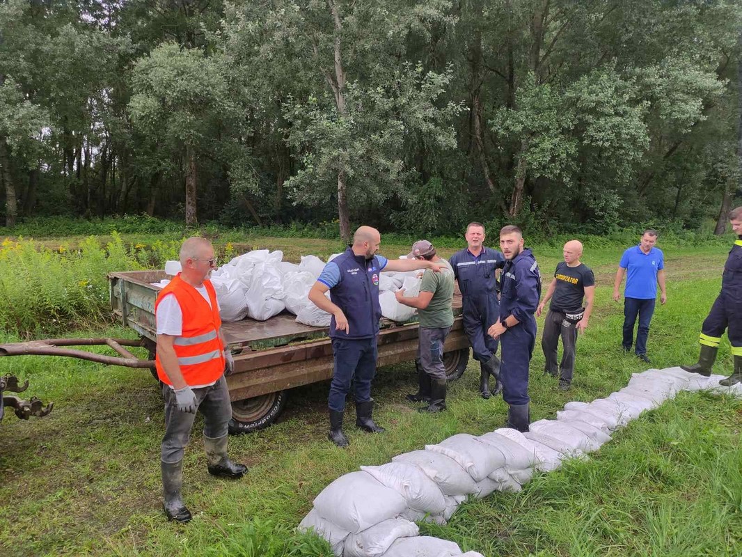 FOTO Napravljen je obilazak cijelog nasipa i dalje nema opasnosti za Goričan FOTO Napravljen je obilazak cijelog nasipa i dalje nema opasnosti za Goričan