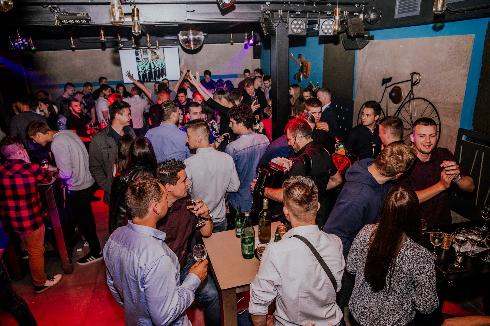 Odlična zabava na Podrumarenju uz TS Kumovi i Vina Tomšić