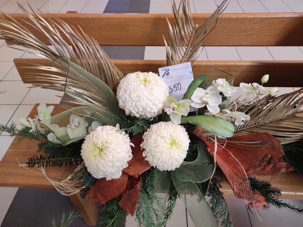 PRIGODNI ARANŽMANI Prodajna izložba aranžmana uoči Svih svetih u holu Gospodarske škole