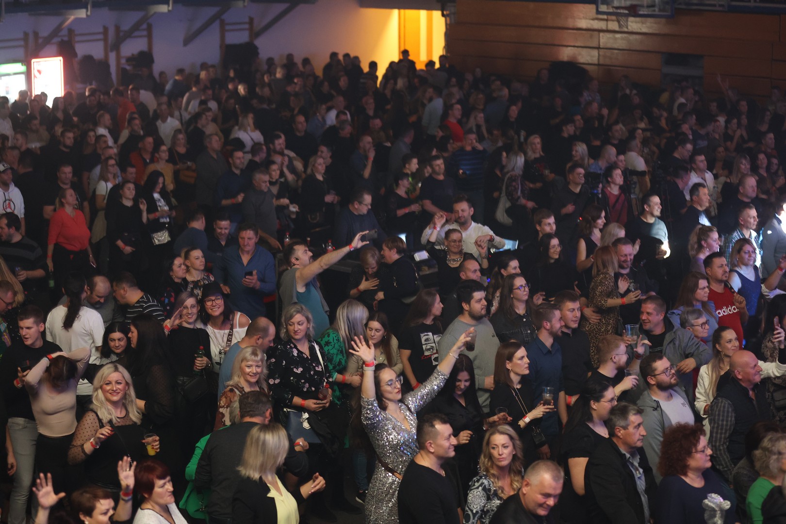 KONCERT U ČAKOVCU Haris Džinović svojim hitovima rasplesao i raspjevao publiku