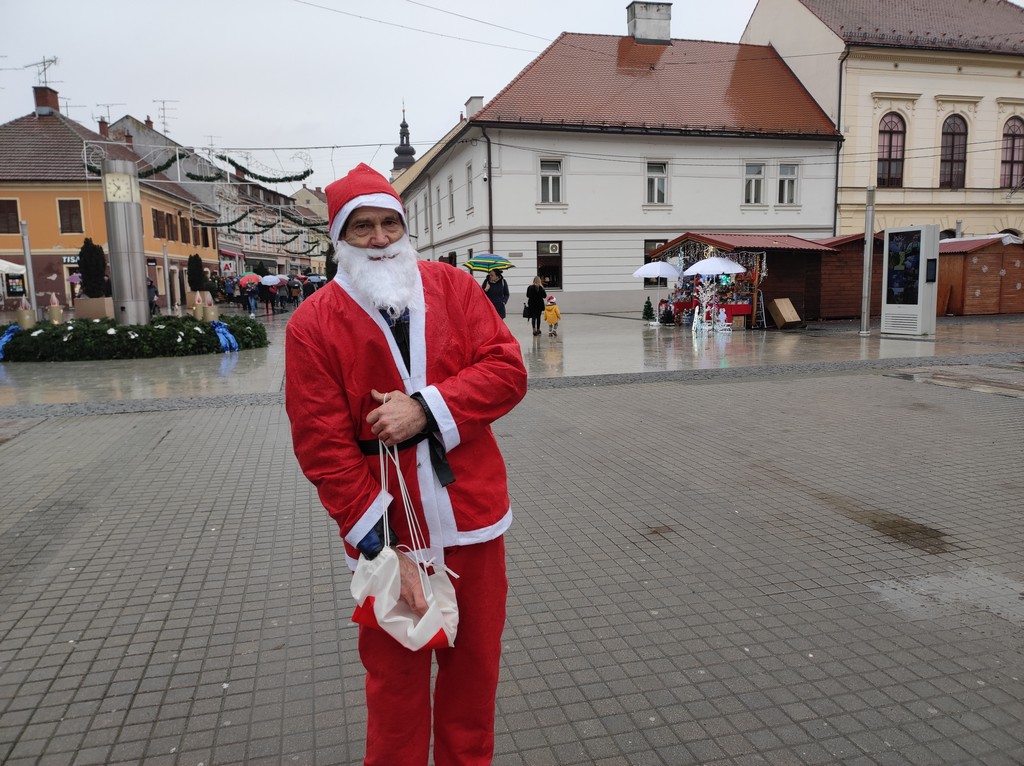 Djedice na motorima u centru Čakovca darovali slatkiše mališanima