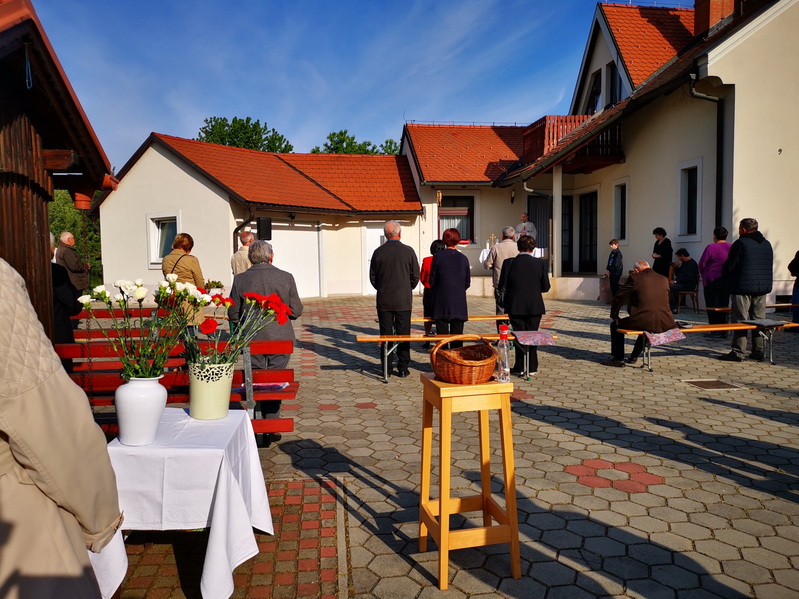 FOTO Podijeljeni karanfili svim majkama! Srpak: ‘Jedna je mama, sretan Majčin dan!’
