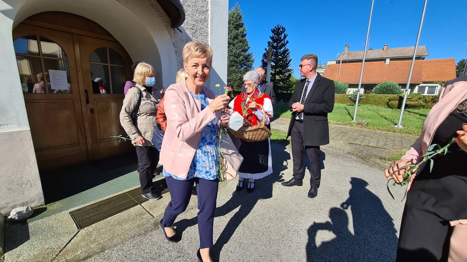 NA MAJČIN DAN Nakon svete mise, Grad Mursko Središće prigodno je darovao majke karanfilima