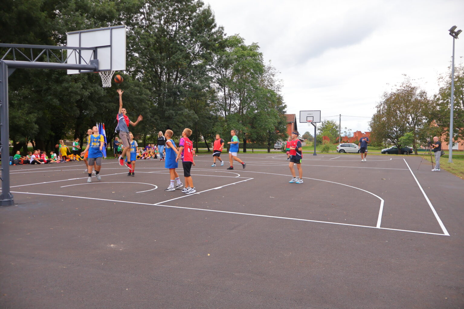 VESELJE ZA NAJMLAĐE Uređeno košarkaško igralište u Ivanovcu