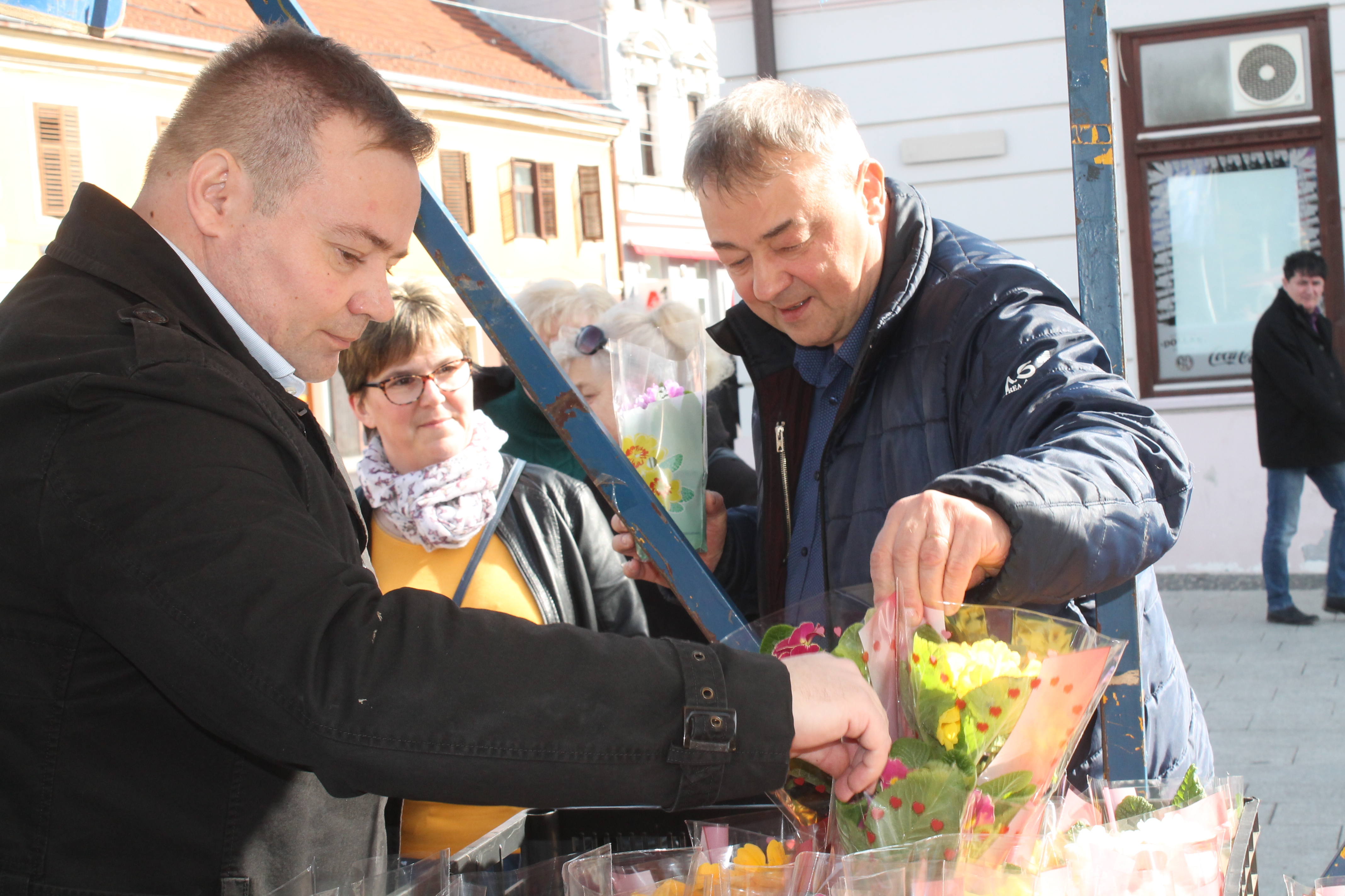 ‘ŽENE, SRETAN VAM VAŠ DAN’ Političari darivali prolaznice gradom