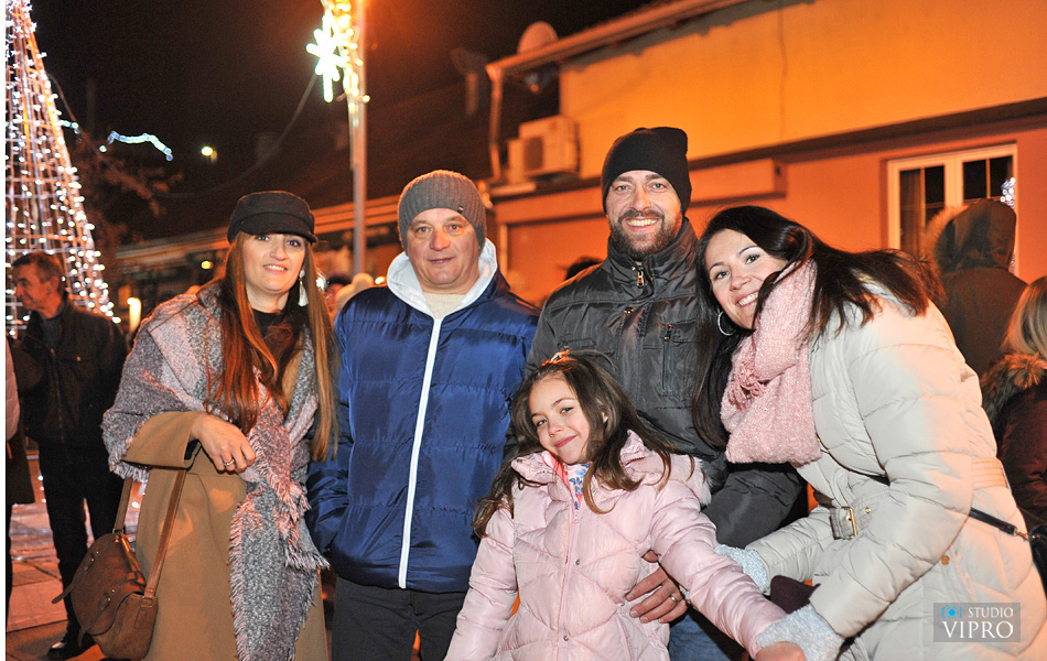 Doček u Prelogu uz vatromet, taktove valcera, šampanjac i kuhano vino