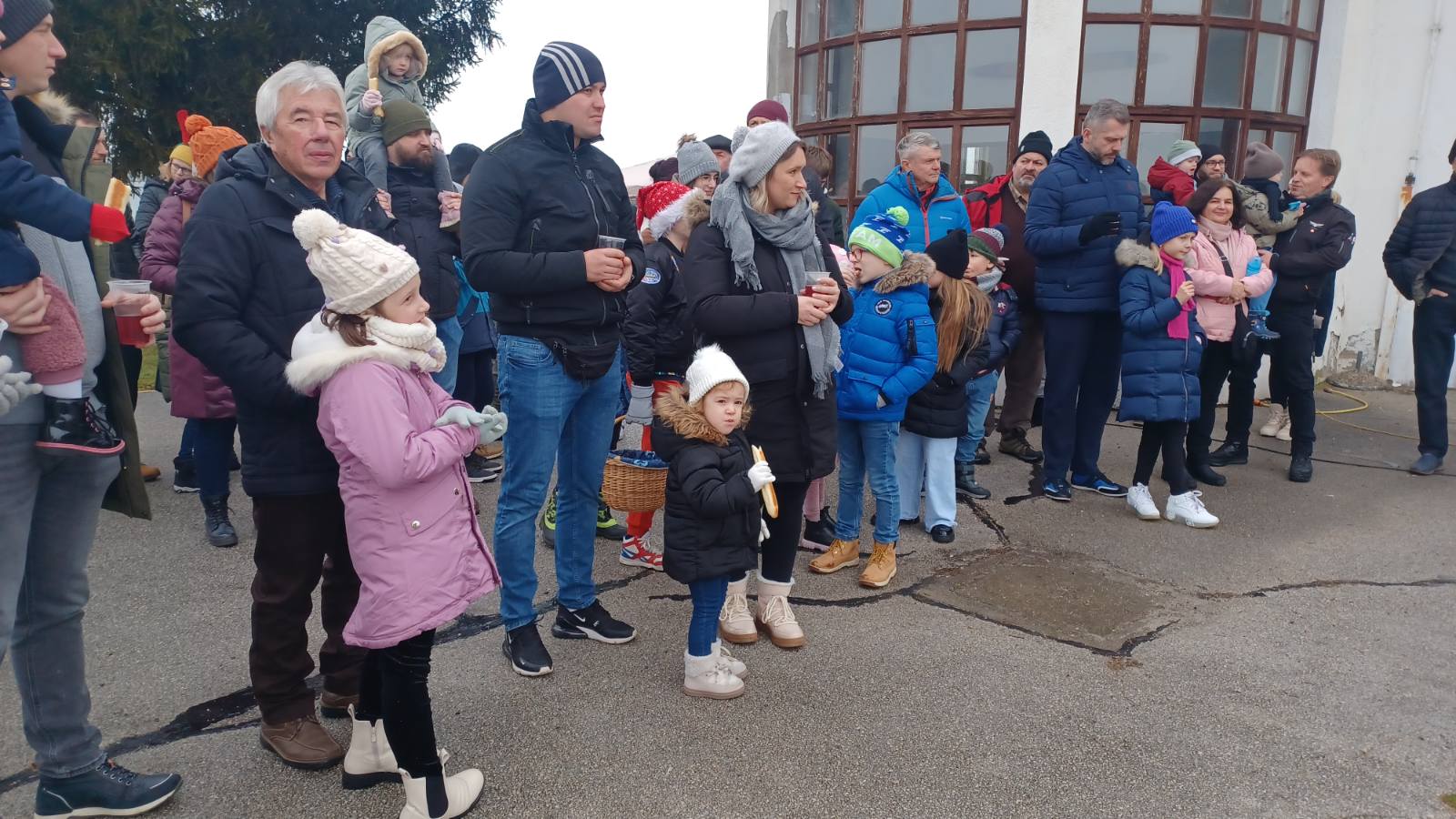 FOTO/VIDEO Djedu Božićnjaku na putu za Pribislavec pokvarile se saonice, no pronašao je rješenje – stigao avionom FOTO/VIDEO Djedu Božićnjaku na putu za Pribislavec pokvarile se saonice, no pronašao je rješenje – stigao avionom