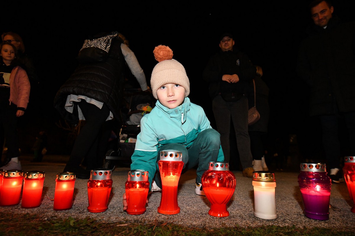 DAN SJEĆANJA Čakovec se i ove godine dostojanstveno prisjetio žrtava Vukovara i Škrabrnje te obljetnice pogibije Nikole VII. Zrinskog DAN SJEĆANJA Čakovec se i ove godine dostojanstveno prisjetio žrtava Vukovara i Škrabrnje te obljetnice pogibije Nikole VII. Zrinskog