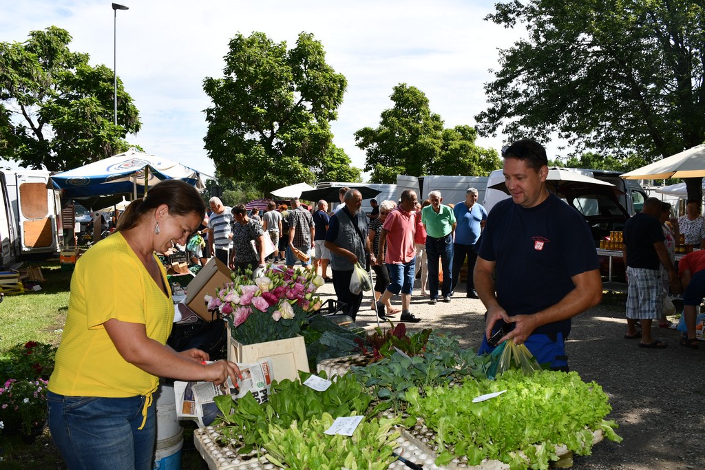 SAJAM U ČAKOVCU Sajam je preplavilo obilje svježeg voća i povrća