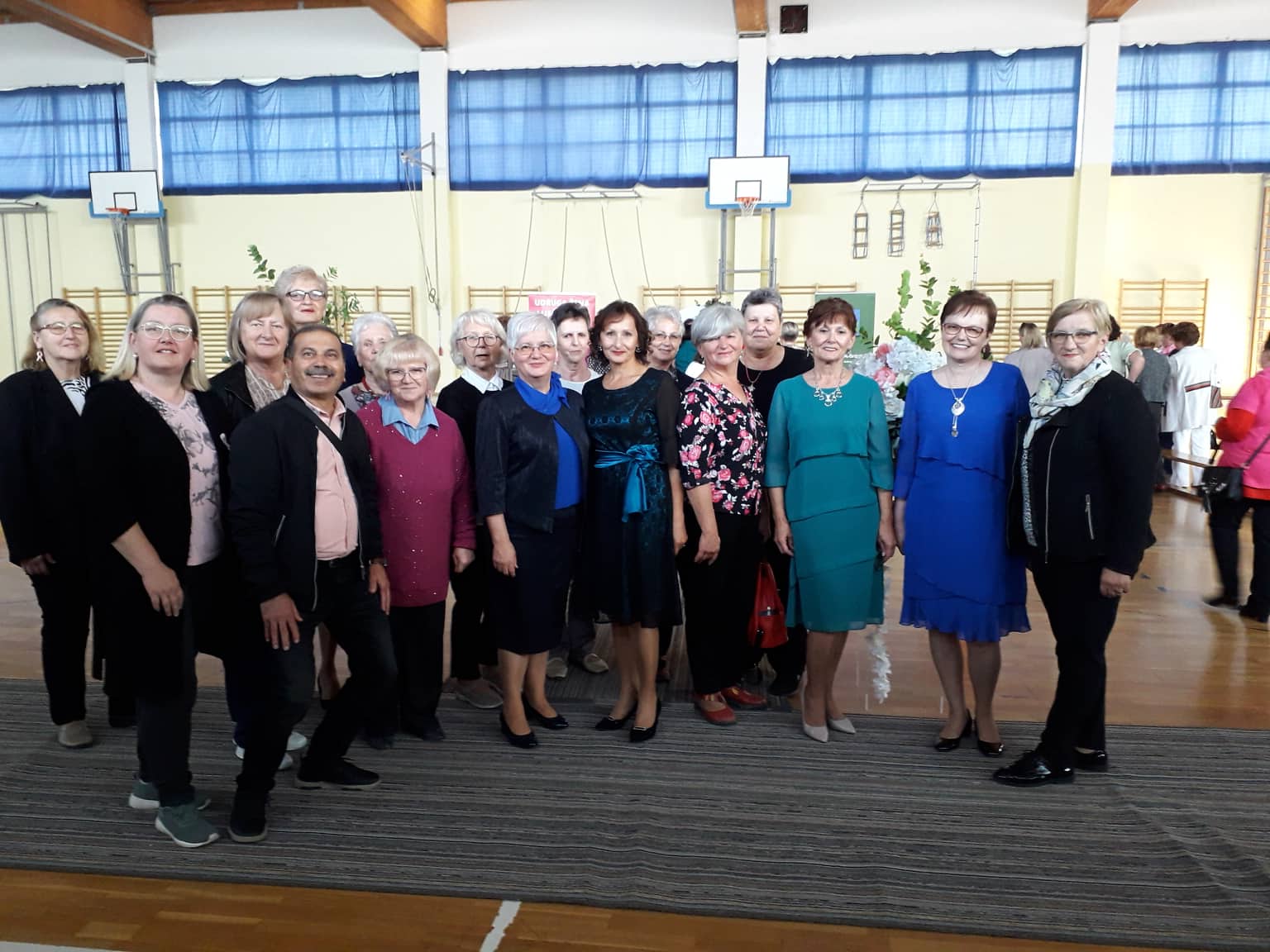 RUŽIČASTI LISTOPAD U DUBRAVI Članice kluba ‘Nova nada’ Čakovec gostovale na modnoj reviji RUŽIČASTI LISTOPAD U DUBRAVI Članice kluba ‘Nova nada’ Čakovec gostovale na modnoj reviji