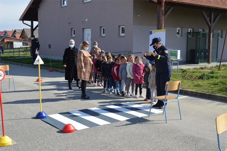 Mališani iz Kuršanca s policijom u edukativnoj akciji