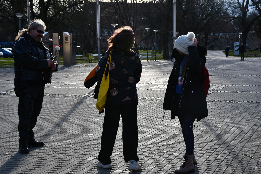 Free riders Pikač u centru Čakovca podjelom karanfila obradovali brojne žene