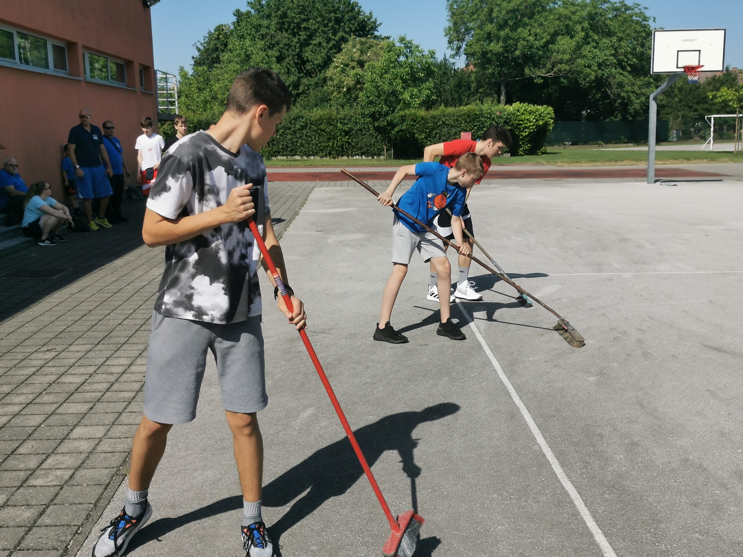 Čakovečki košarkaški klubovi održali akcije čišćenja vanjskih košarkaških terena