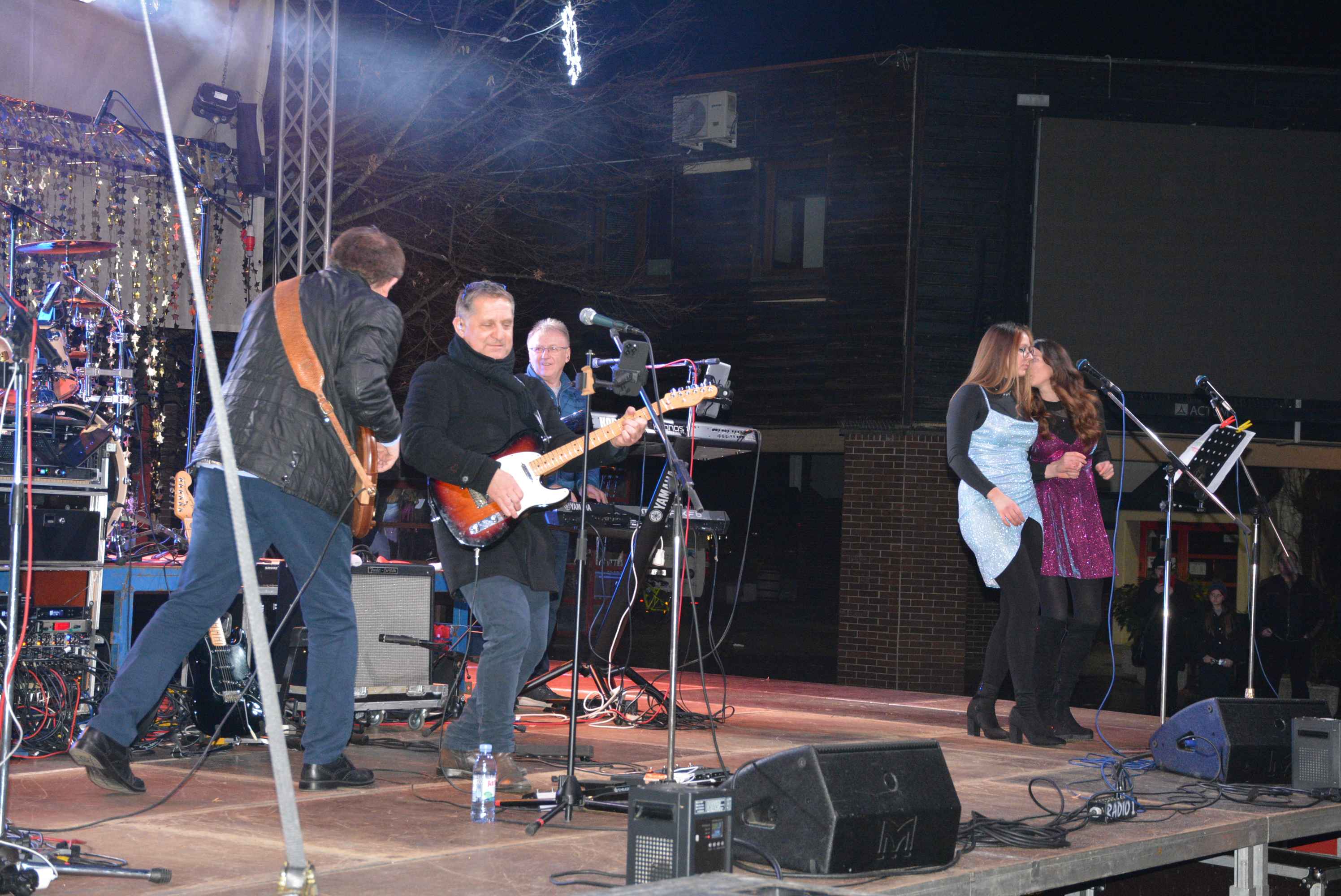 FOTO/VIDEO Čakovec veselo proslavio dolazak 2024. uz ritam ‘Noćne smjene’ i puni trg