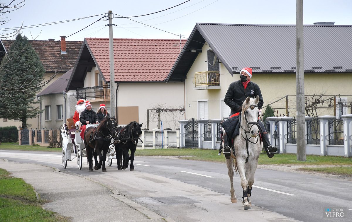 Veselje za kraj godine: Djed Božićnjak na kočiji stigao u Goričan!