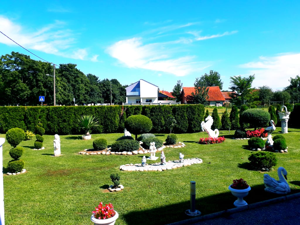 Spoj umjetnosti i prirode u vrtnoj oazi Andreje Kraljić u Savskoj Vesi