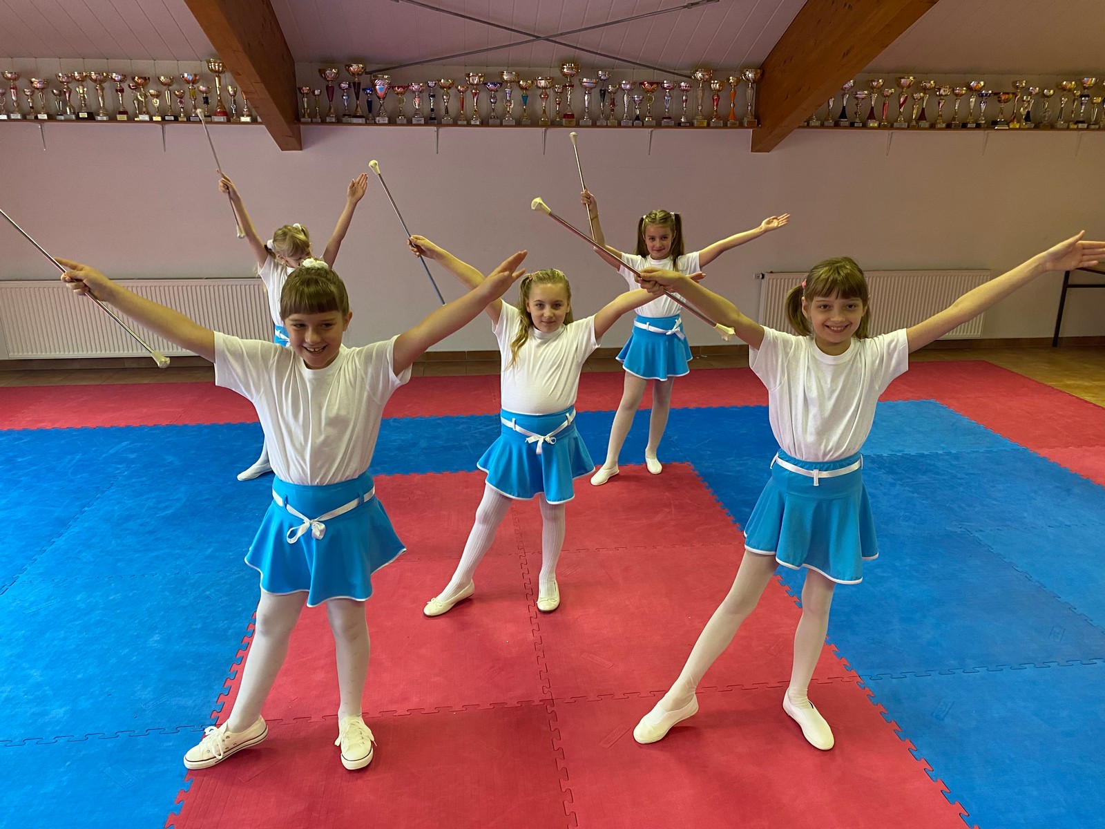 MAŽORETKINJE MALE SUBOTICE U novim uniformama do medalja!