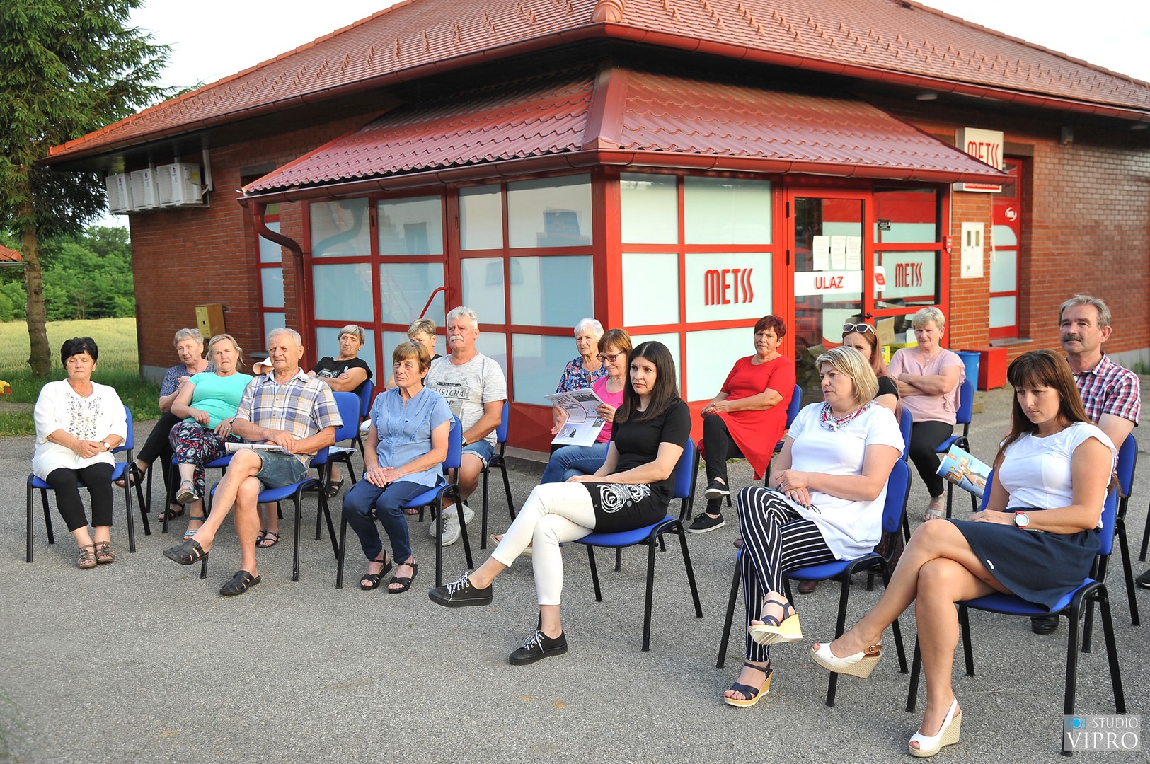 U Malom Mihaljevcu predstavljen prvi broj ‘Zlatne smolige’, humorističko-satiričkog lista