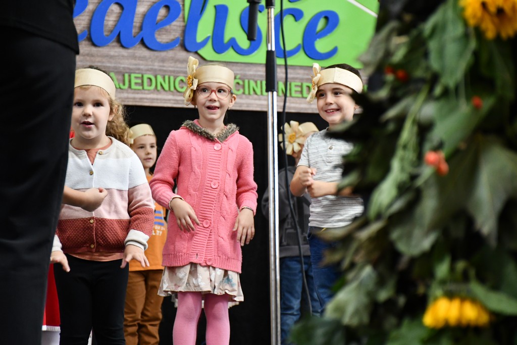 PROSLAVA JESENI Brojni zaljubljenici u kulturnu baštinu i tradiciju našega kraja okupili se na Danima zahvalnosti za plodove zemlje PROSLAVA JESENI Brojni zaljubljenici u kulturnu baštinu i tradiciju našega kraja okupili se na Danima zahvalnosti za plodove zemlje