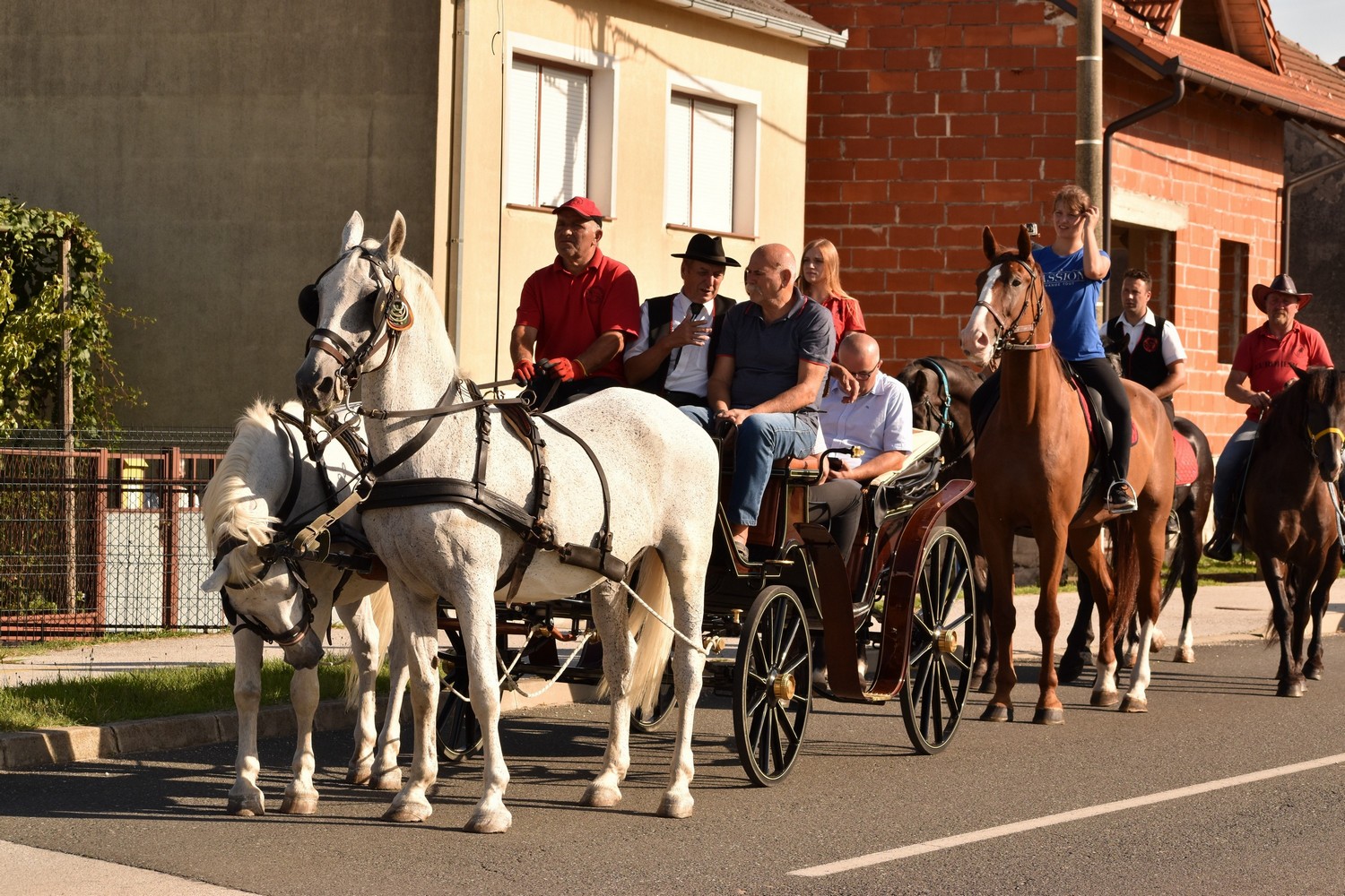 Dan Savske Vesi proslavljen uz tradicionalan mimohod mještana i udruga, zabavan program i besplatan grah