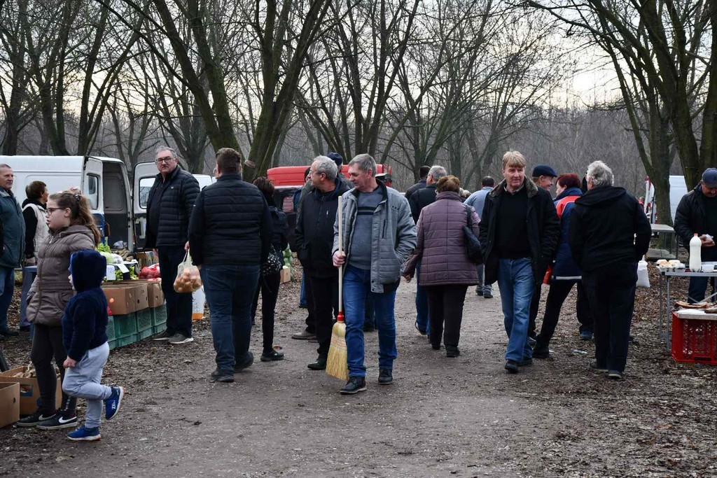 SAJAM SRIJEDOM FOTO Prvi čakovečki sajam otkad smo uveli euro. Cijene su istaknute u eurima i kunama.  MH  ‘Cifre su male pak se čini kak da je fal!’ – rekli su kupci  Prva je sajamska srijeda otkad smo ušli u eurozonu. Nakon gotovo 30 godina opraštamo se