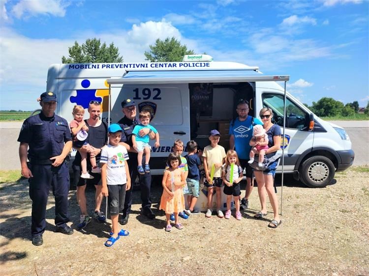 Kontakt policajci predstavili preventivne aktivnosti posjetiteljima ‘Lova na labuđe pero’ Kontakt policajci predstavili preventivne aktivnosti posjetiteljima ‘Lova na labuđe pero’