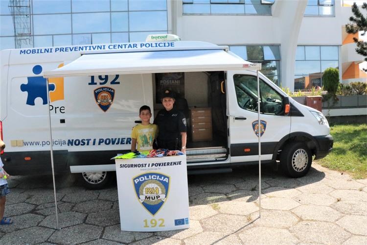 Policija mladim rukometašima predstavila preventivne projekte