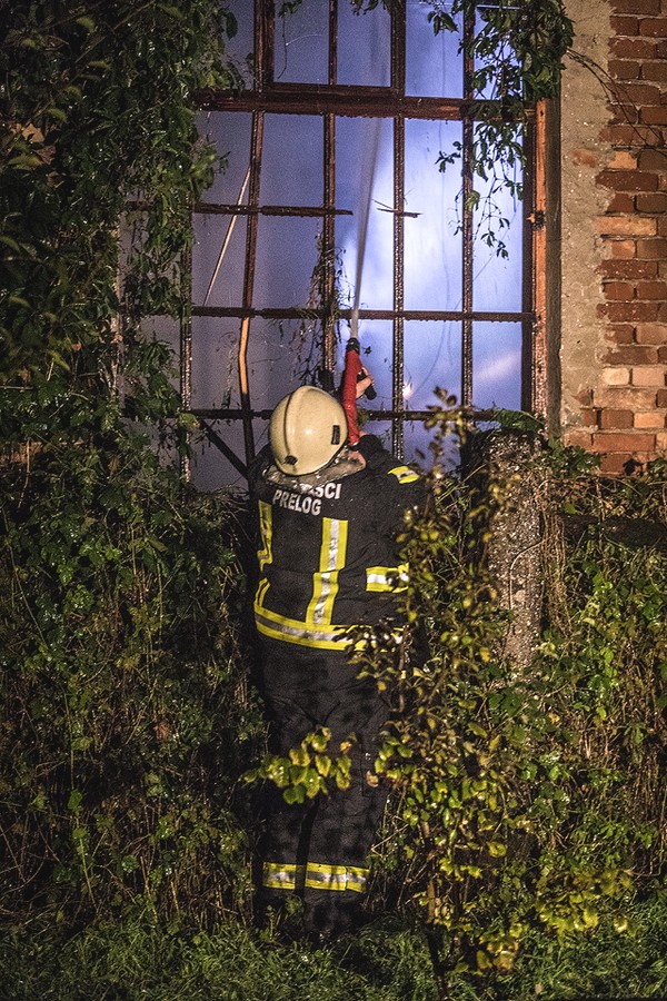 POŽAR U PRELOGU Brojni vatrogasci borili se s požarom bivšeg skladišta