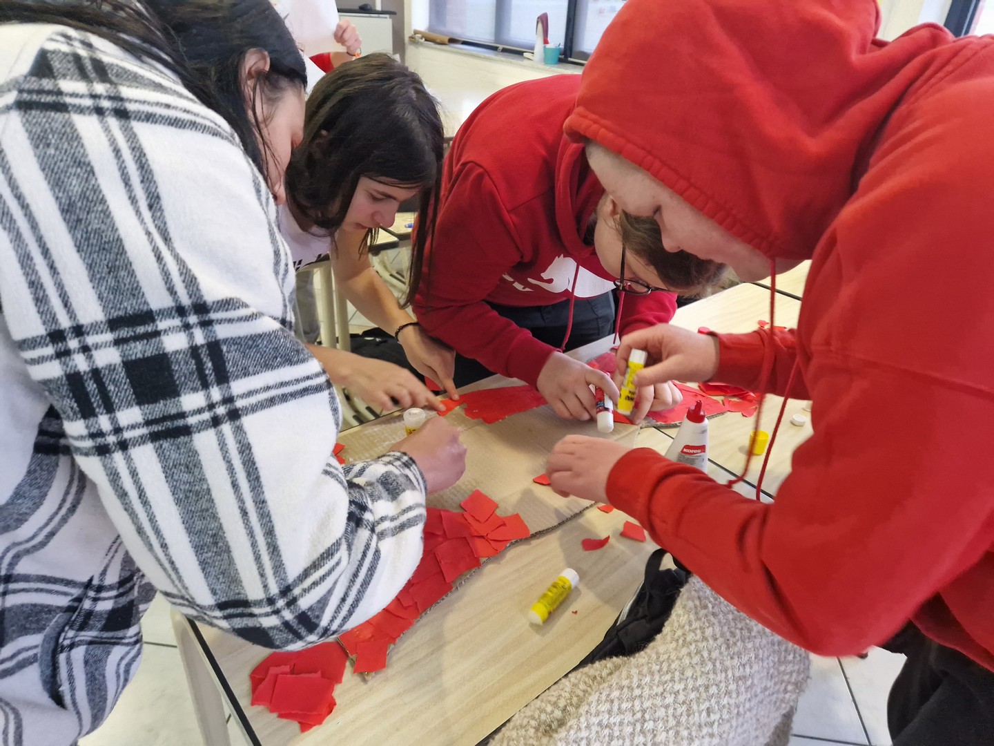SREDNJA ŠKOLA ČAKOVEC Buduće medicinske sestre i tehničari obilježili Dan crvenih haljina