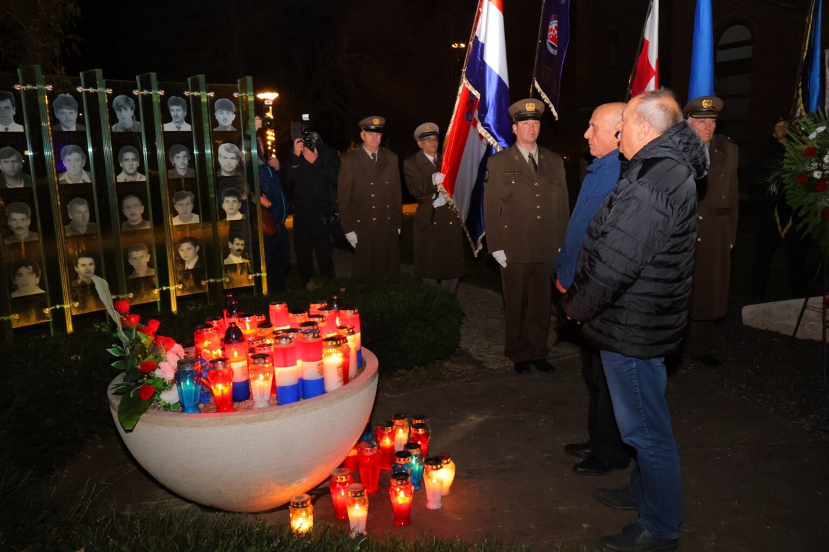 DAN SJEĆANJA Čakovec se i ove godine dostojanstveno prisjetio žrtava Vukovara i Škrabrnje te obljetnice pogibije Nikole VII. Zrinskog DAN SJEĆANJA Čakovec se i ove godine dostojanstveno prisjetio žrtava Vukovara i Škrabrnje te obljetnice pogibije Nikole VII. Zrinskog