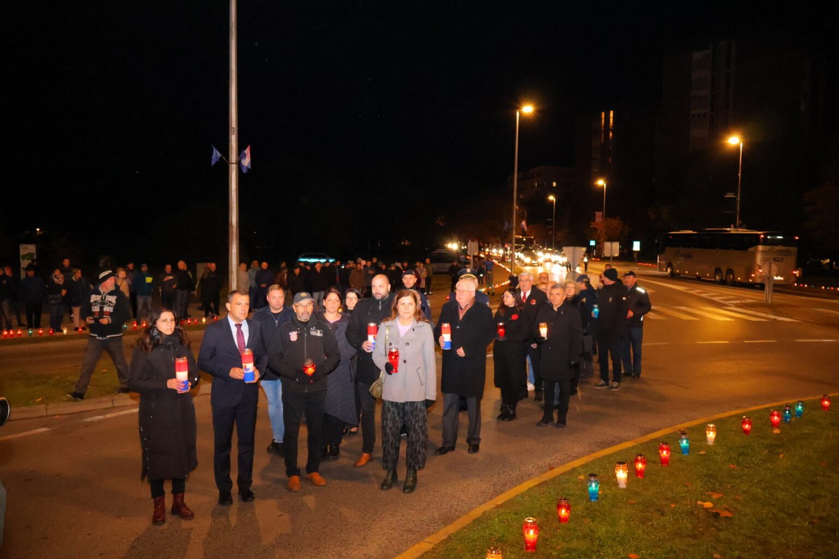 DAN SJEĆANJA Čakovec se i ove godine dostojanstveno prisjetio žrtava Vukovara i Škrabrnje te obljetnice pogibije Nikole VII. Zrinskog DAN SJEĆANJA Čakovec se i ove godine dostojanstveno prisjetio žrtava Vukovara i Škrabrnje te obljetnice pogibije Nikole VII. Zrinskog