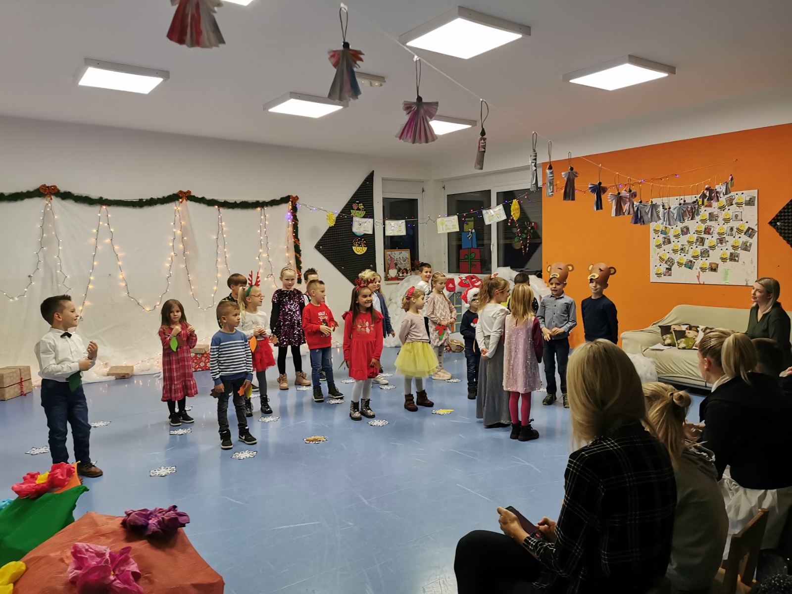 FOTO DV ‘Pahuljica’ – Sretan Božić žele vam mališani i njihove odgojiteljice