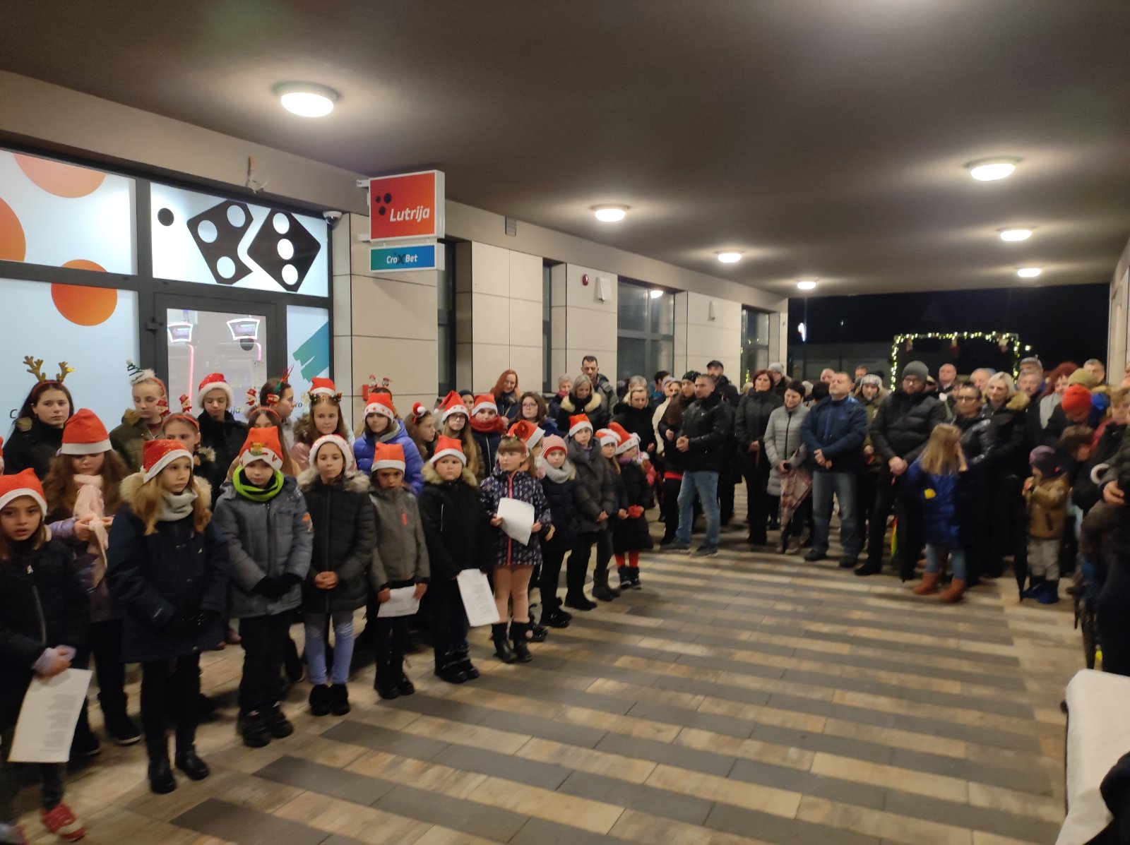 U Kotoribi upaljena treća adventska svijeća uz pjesmu ‘Križića’, dječjeg crkvenog zbora
