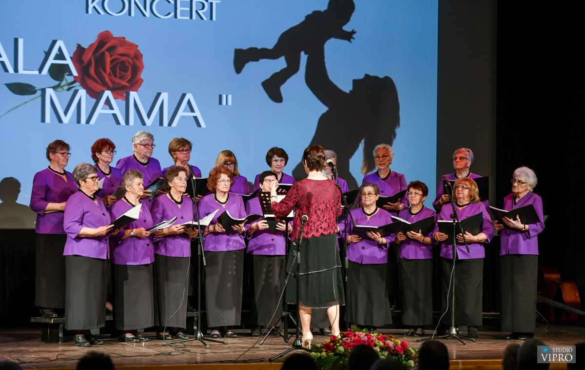 Udruga umirovljenika pjesmom čestitala Majčin dan