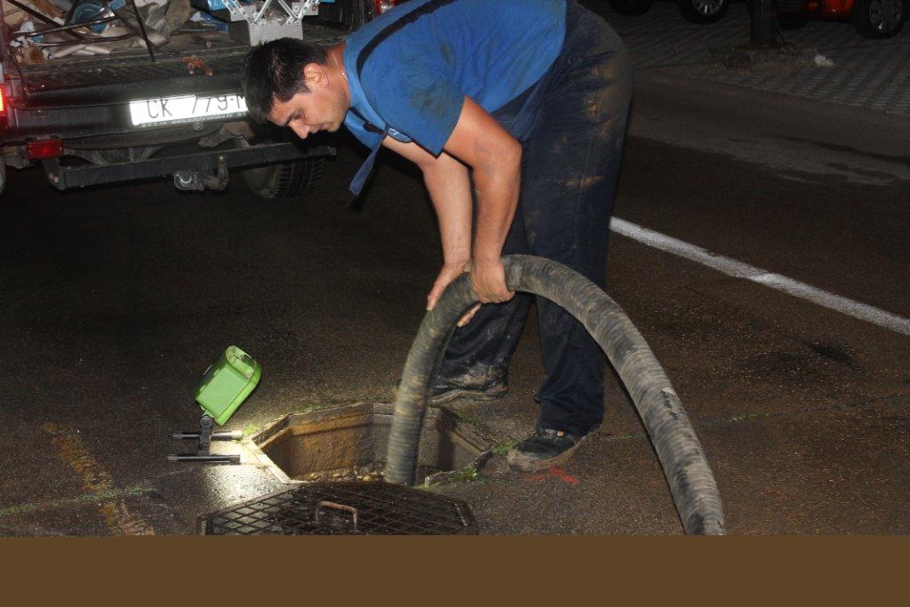 Neugodna noć za stanare jedne čakovečke ulice: Poplavljen dio ulice, parkirani automobili pod vodom Neugodna noć za stanare jedne čakovečke ulice: Poplavljen dio ulice, parkirani automobili pod vodom